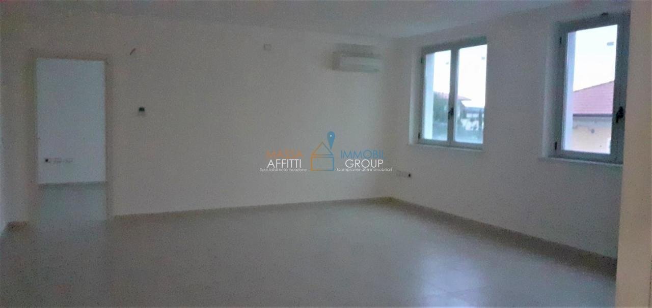 1105488-17s58wh.jpg - Office Piazza Liberazione 22, Massa - photo 3