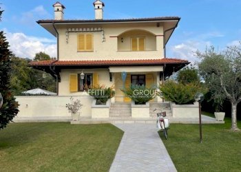 1068754_zjcp70gdk.jpg - Villa Viale Versilia 180, Forte dei Marmi - foto 1