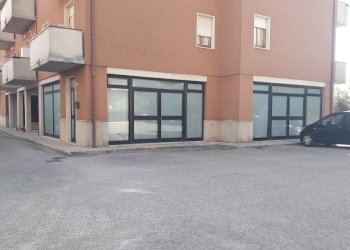 facciata - Locale Commerciale Via Corta 36, Passignano sul Trasimeno - foto 2