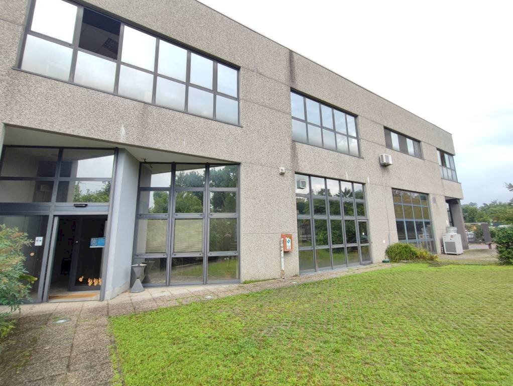 facciata - Capannone via Belvedere, Galliate Lombardo - foto 3