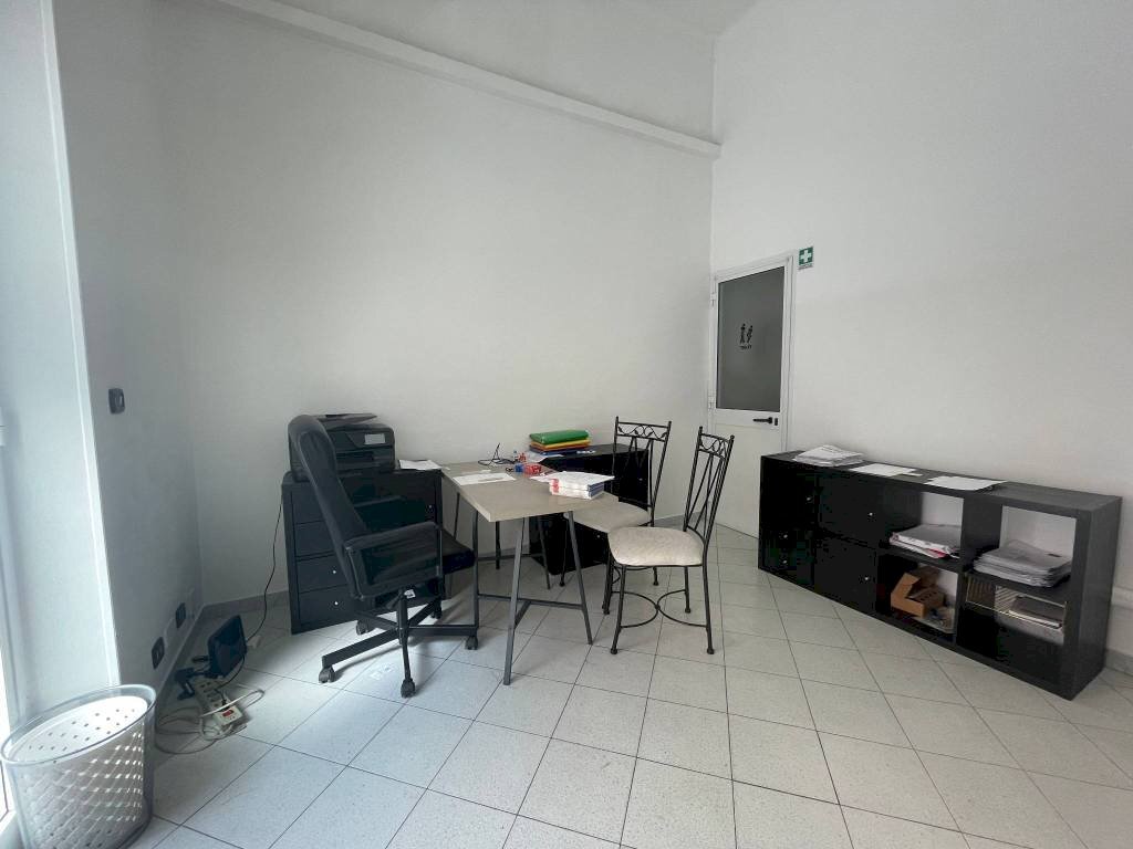 Interno non residenziale - Negozio via Donghi, 93, Genova (zona Marassi) - foto 1