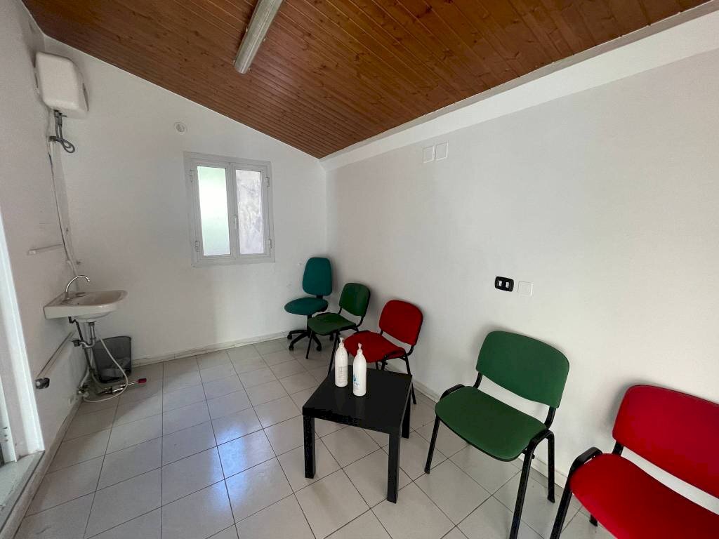 Interno non residenziale - Negozio via Donghi, 93, Genova (zona Marassi) - foto 2