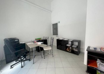 Interno non residenziale - Negozio via Donghi, 93, Genova (zona Marassi) - foto 8