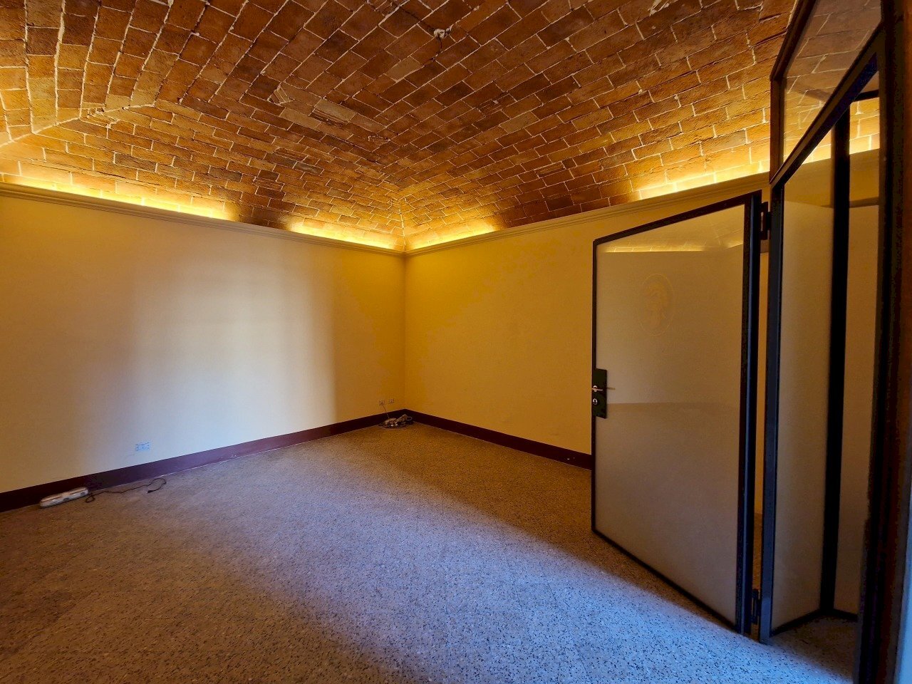 20230713_185452.jpg - Commercial Premises Via San Gregorio, Lucca - photo 2