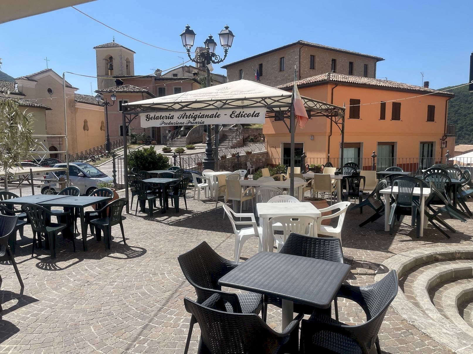 Locale Commerciale Piazza Pontano, Cerreto di Spoleto - foto 1