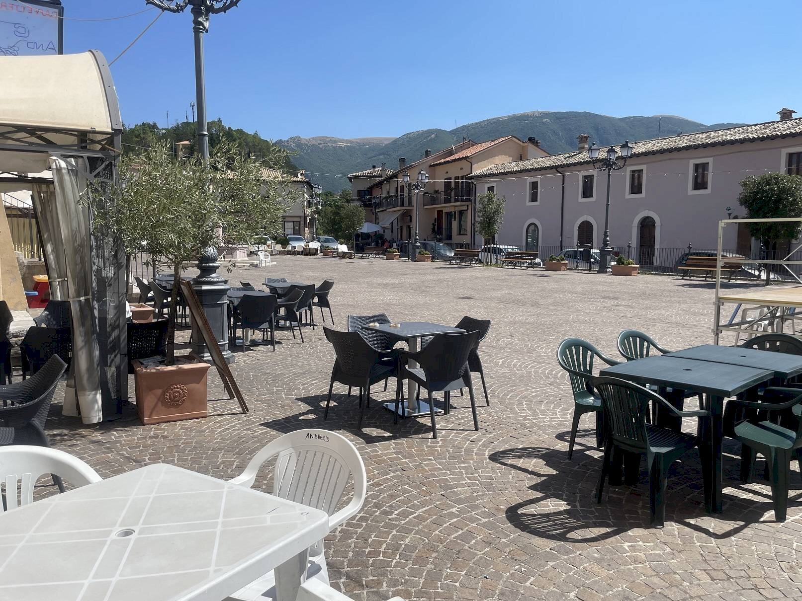 Locale Commerciale Piazza Pontano, Cerreto di Spoleto - foto 2
