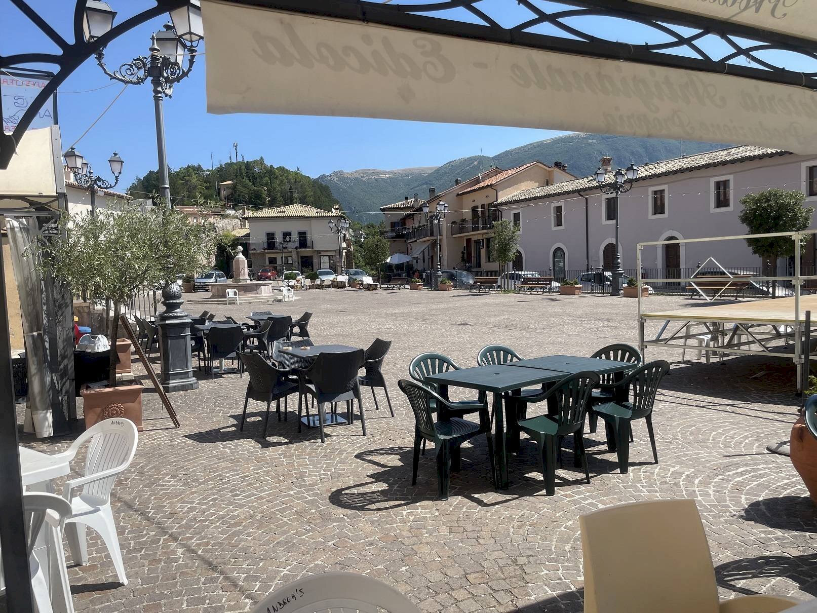Locale Commerciale Piazza Pontano, Cerreto di Spoleto - foto 3