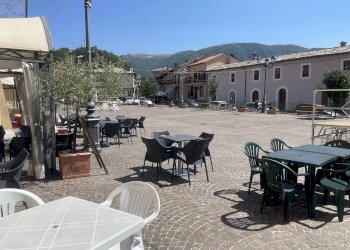 Locale Commerciale Piazza Pontano, Cerreto di Spoleto - foto 2