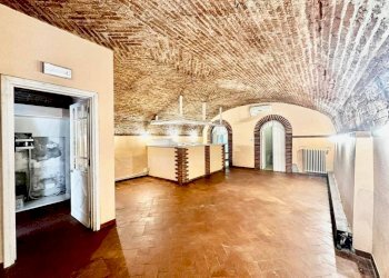 Shop via Alessandro Volta, 16, Saluzzo - photo 1