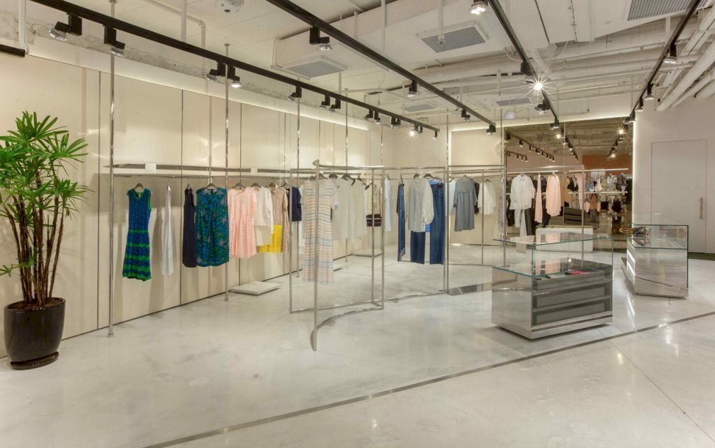 Fabio-Ferrillo-progetta-il-concept-store-Runway-Vi - Locale Commerciale Via Santa Giustina 30, Lucca - foto 2