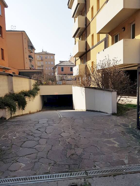 Box via Alfredo Calzolari, Bologna (neighborhood Bolognina) - photo 1