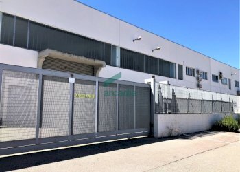 Vista esterno capannone - Locale Commerciale Via delle Magnolie 8, Modugno - foto 1