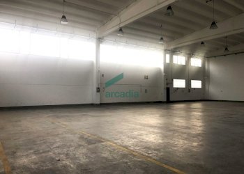 Vista interno capannone - Locale Commerciale Via delle Magnolie 8, Modugno - foto 5