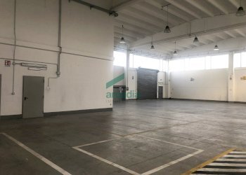 Vista interno capannone - Locale Commerciale Via delle Magnolie 8, Modugno - foto 8