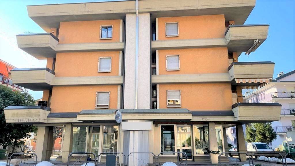 Negozio corso Saint-Martin-de-Corleans, Aosta - foto 1