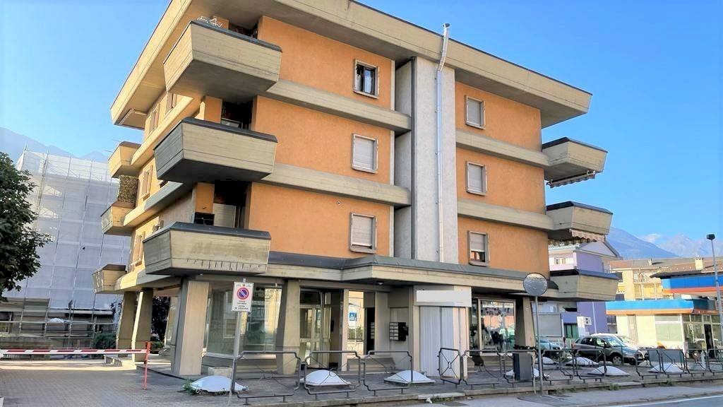 Negozio corso Saint-Martin-de-Corleans, Aosta - foto 2