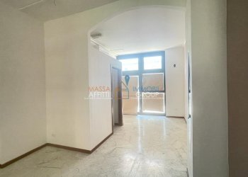 WhatsApp Image 2023-09-08 at 19.02.55 (3).jpeg - Locale Commerciale Via Vittorio Veneto 19, Massa - foto 2