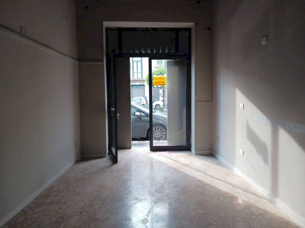 Negozio piazza Giuseppe Garibaldi, Mercato San Severino - foto 2