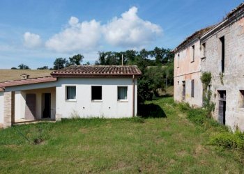 Rustic piazza Roma, Montefelcino - photo 18