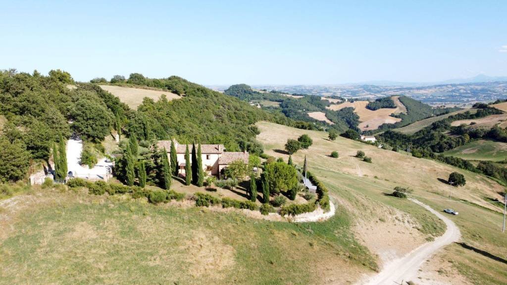 Rustic piazza Roma, Montefelcino - photo 1