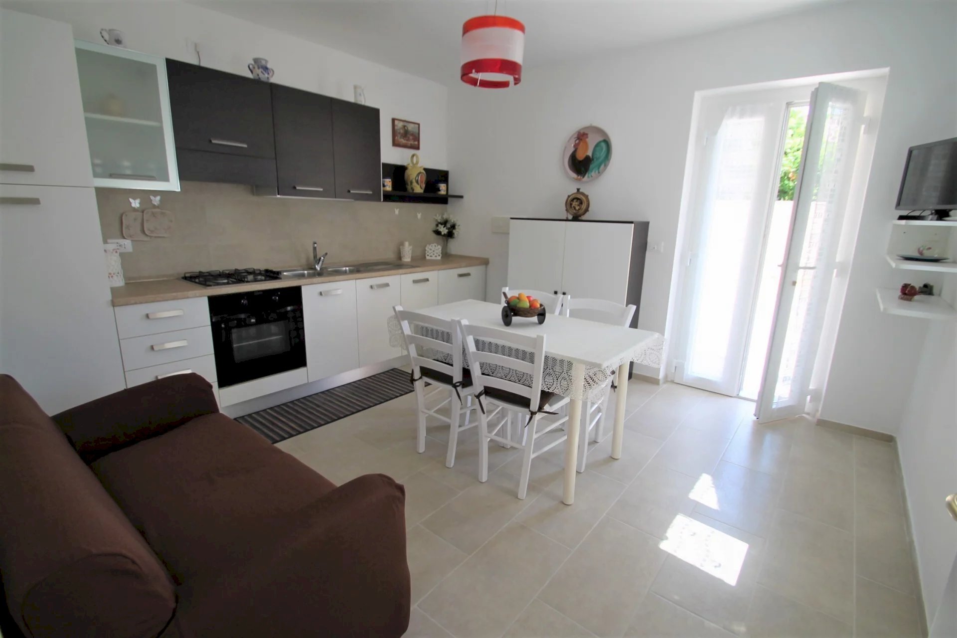 soggiorno con monoblocco cucina a vista - Semi-detached Villa Via Varese 18., Loano - photo 2