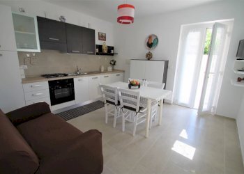 soggiorno con monoblocco cucina a vista - Semi-detached Villa Via Varese 18., Loano - photo 2