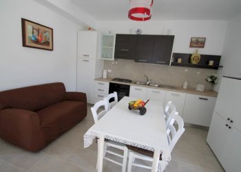 soggiorno con monoblocco cucina a vista - Semi-detached Villa Via Varese 18., Loano - photo 3