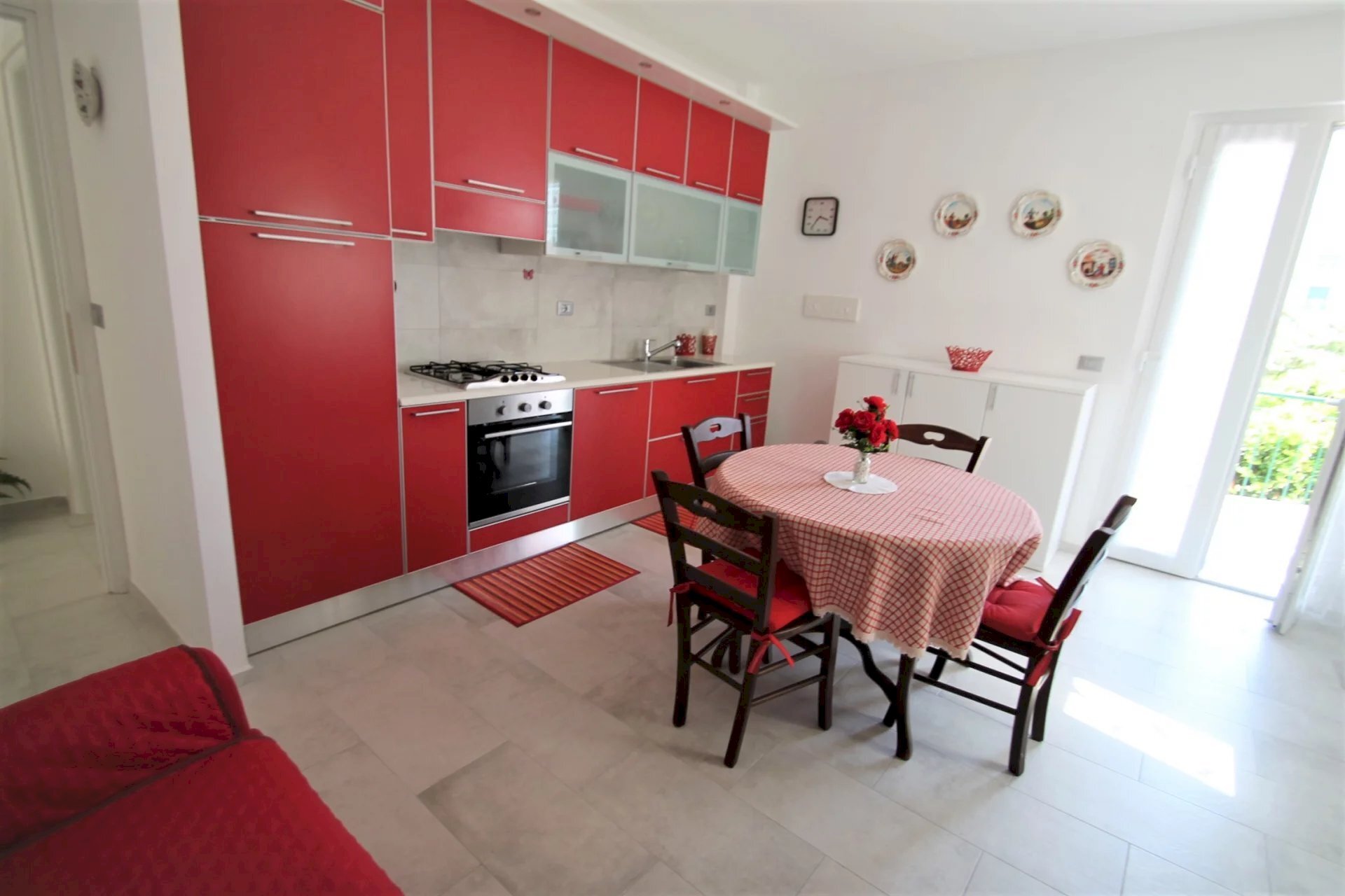 soggiorno con monoblocco cucina a vista - Villa Bifamiliare Via Varese 18., Loano - foto 3