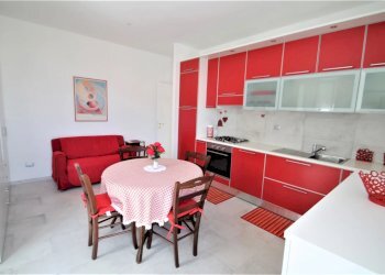 soggiorno con monoblocco cucina a vista - Villa Bifamiliare Via Varese 18., Loano - foto 1