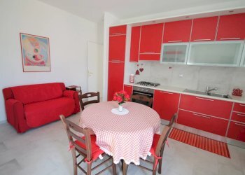 soggiorno con monoblocco cucina a vista - Villa Bifamiliare Via Varese 18., Loano - foto 2