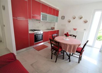 soggiorno con monoblocco cucina a vista - Villa Bifamiliare Via Varese 18., Loano - foto 3