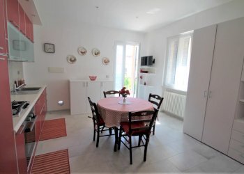 soggiorno con monoblocco cucina a vista - Villa Bifamiliare Via Varese 18., Loano - foto 4