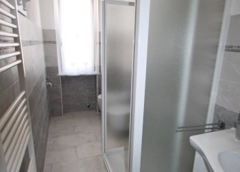 bagno finestrato con doccia - Villa Bifamiliare Via Varese 18., Loano - foto 12