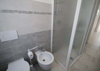 bagno finestrato con doccia - Villa Bifamiliare Via Varese 18., Loano - foto 13