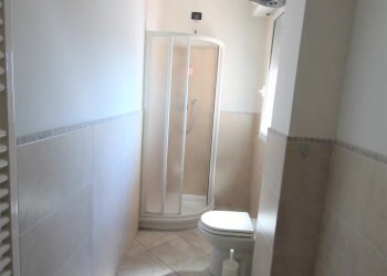 Bagno finestrato con doccia - Bilocale Corso Europa 37., Borghetto Santo Spirito - foto 17