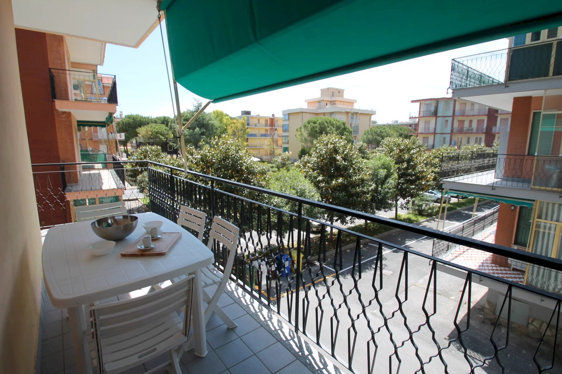 balcone attrezzato con tenda da sole - Bilocale Corso Leonardo da Vinci 6., Borghetto Santo Spirito - foto 1