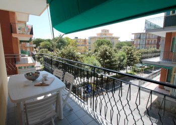 balcone attrezzato con tenda da sole - Bilocale Corso Leonardo da Vinci 6., Borghetto Santo Spirito - foto 1