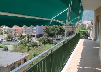 Balcone attrezzato di tende da sole - Trilocale Via Marco Polo 3., Loano - foto 16