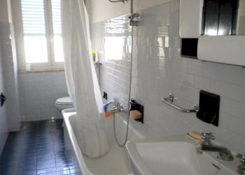 bagno con finestra - Trilocale Corso Europa 31., Borghetto Santo Spirito - foto 6