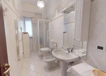 bagno con doccia - Bilocale Corso Europa 37., Borghetto Santo Spirito - foto 9