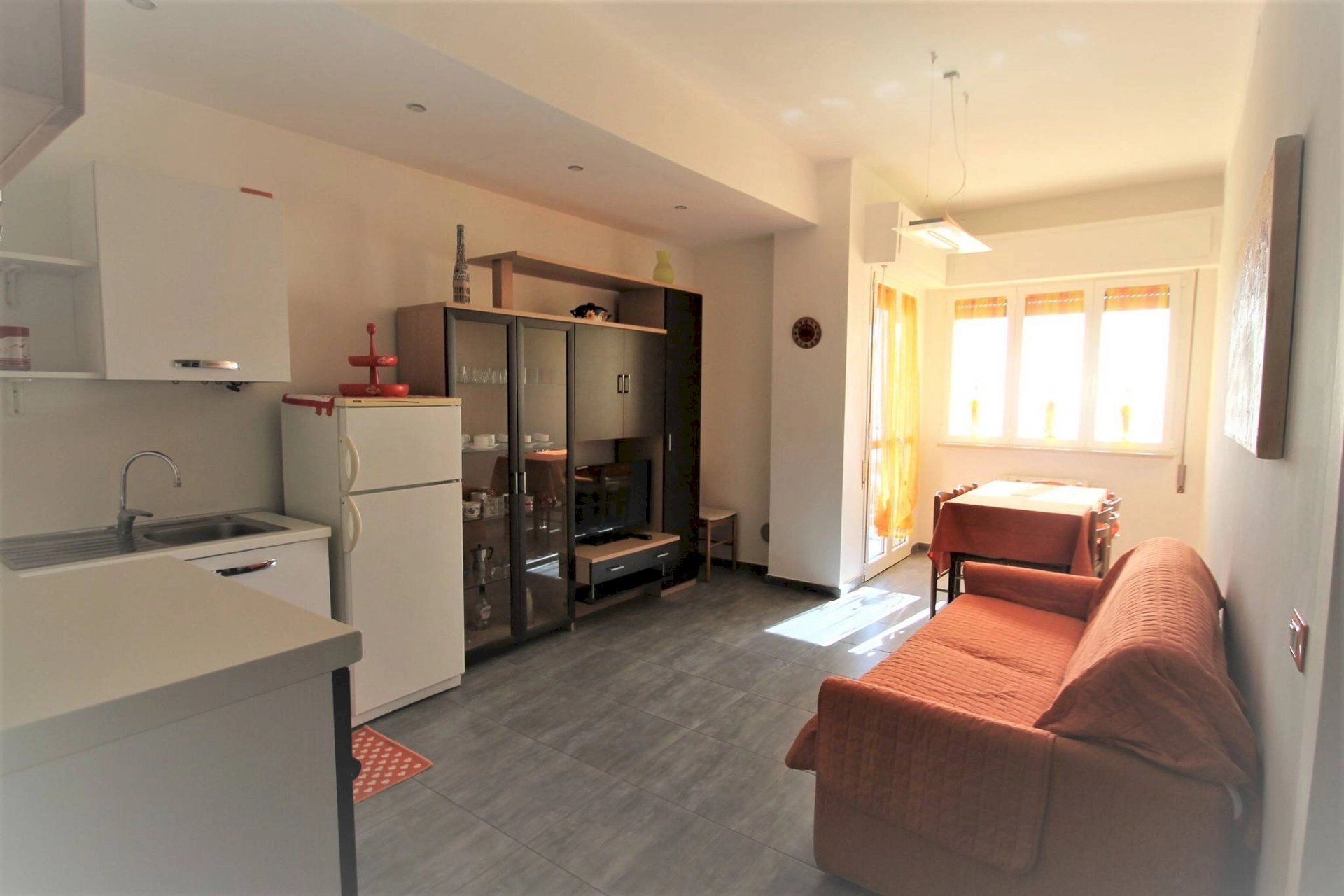 soggiorno living con monoblocco cucina - Two-room apartment Corso Europa 39., Borghetto Santo Spirito - photo 3