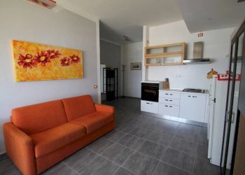 soggiorno living con monoblocco cucina - Bilocale Corso Europa 39., Borghetto Santo Spirito - foto 6
