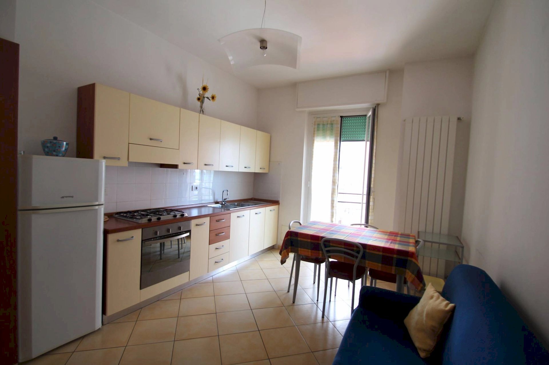 soggiorno living con monoblocco cucina - Bilocale Corso Europa 31., Borghetto Santo Spirito - foto 2