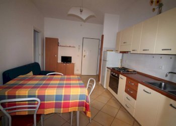 soggiorno living con monoblocco cucina - Bilocale Corso Europa 31., Borghetto Santo Spirito - foto 4