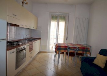 soggiorno living con monoblocco cucina - Bilocale Corso Europa 31., Borghetto Santo Spirito - foto 5