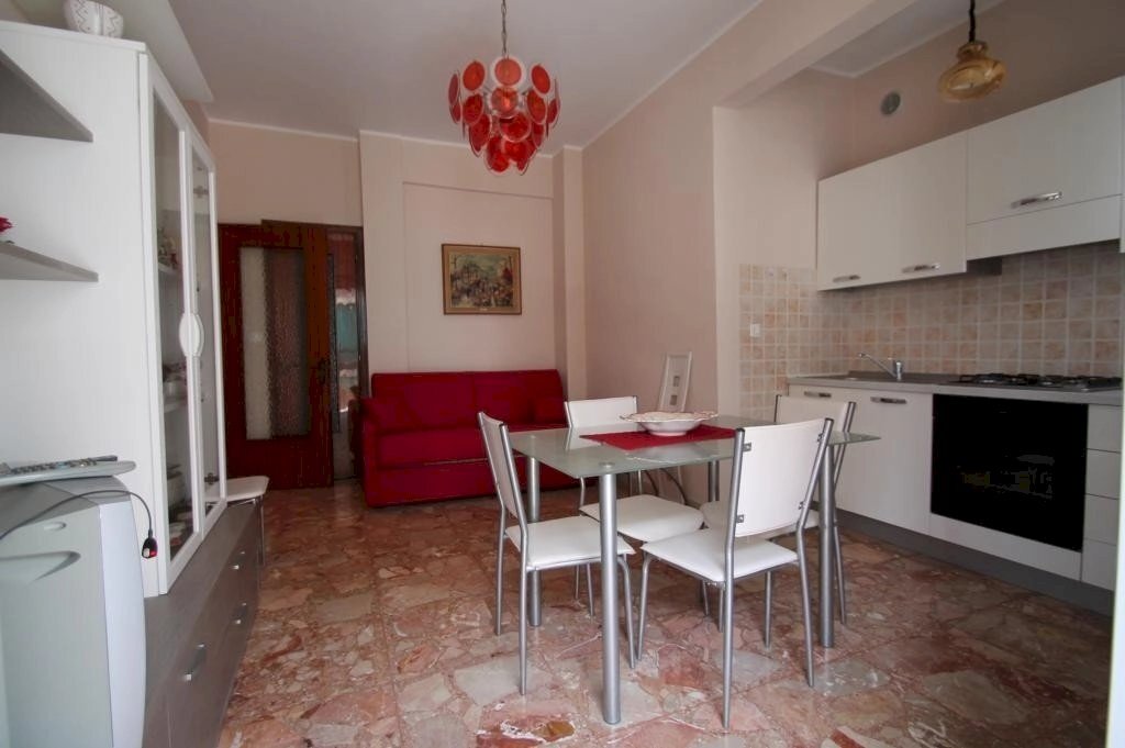 soggiorno con monoblocco cucina - Bilocale Via Firenze 1., Borghetto Santo Spirito - foto 3