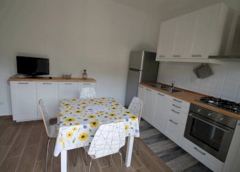 soggiorno con monoblocco cucina a vista - Bilocale Corso Raffaello 9., Borghetto Santo Spirito - foto 7