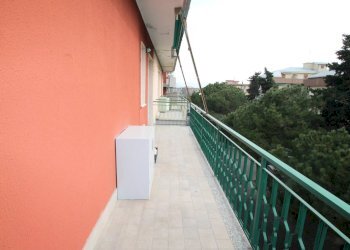 balcone con tenda da sole - Bilocale Corso Raffaello 9., Borghetto Santo Spirito - foto 10