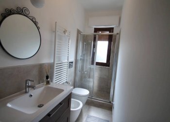 bagno con doccia e finestra - Bilocale Corso Raffaello 9., Borghetto Santo Spirito - foto 18