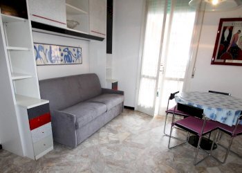 soggiorno con divano letto - Trilocale Corso Europa 31., Borghetto Santo Spirito - foto 3